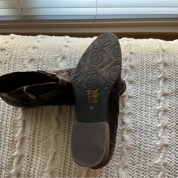 L'ATISTE Black Ankle Boots with Gold Buckle and Textured Leather - Picture 4 of 6